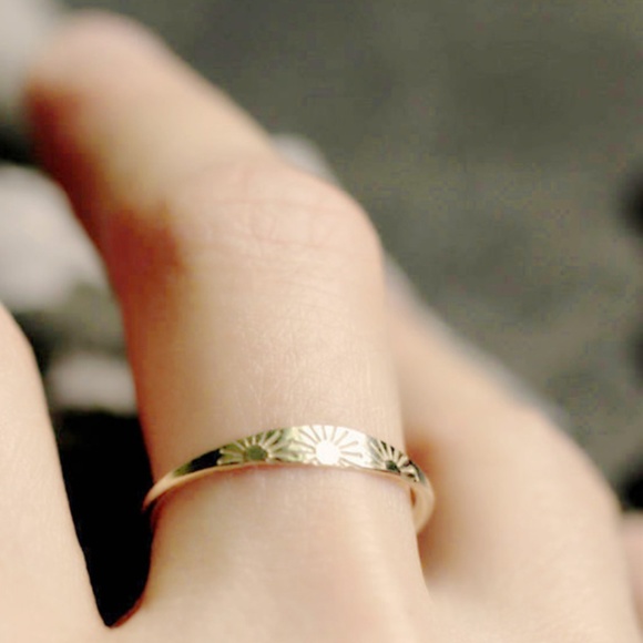 Dainty Gold Sun Etched Slim Signet Ring NEW! 6-9 - Picture 2 of 5